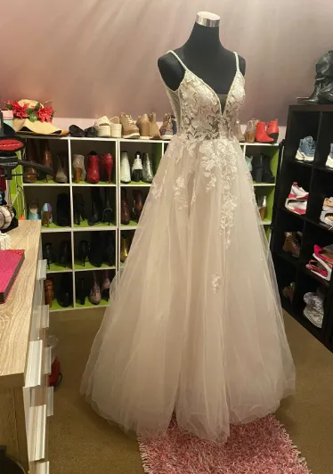 Spaghetti Strap Lace Wedding Dress With V Neckline Tulle Bridal Gown
