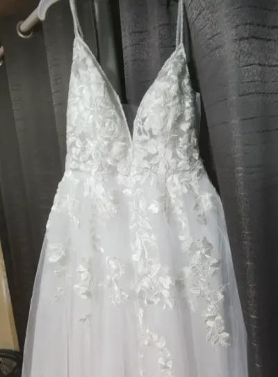 Spaghetti Strap Lace Wedding Dress With V Neckline Tulle Bridal Gown