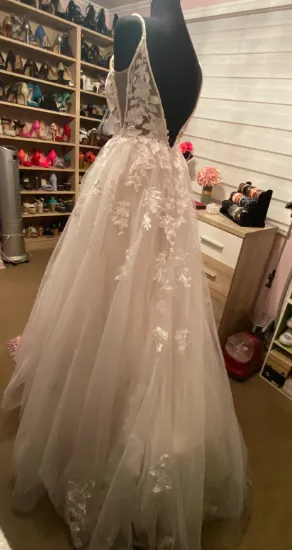 Spaghetti Strap Lace Wedding Dress With V Neckline Tulle Bridal Gown