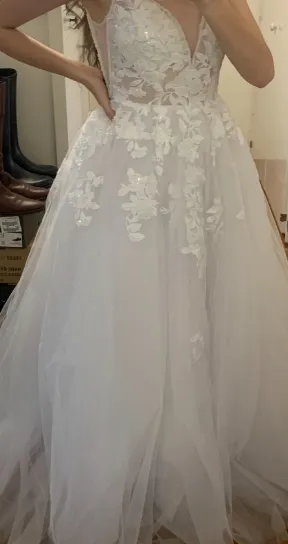 Spaghetti Strap Lace Wedding Dress With V Neckline Tulle Bridal Gown
