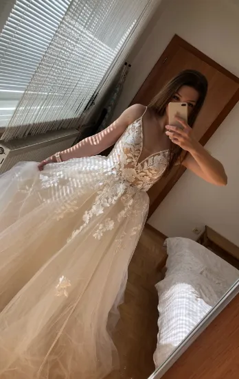 Spaghetti Strap Lace Wedding Dress With V Neckline Tulle Bridal Gown