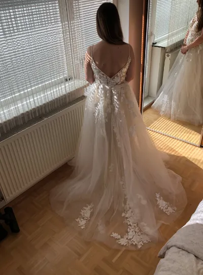 Spaghetti Strap Lace Wedding Dress With V Neckline Tulle Bridal Gown