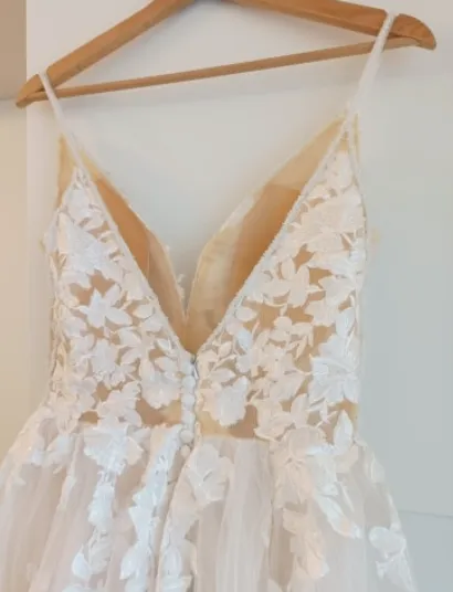 Spaghetti Strap Lace Wedding Dress With V Neckline Tulle Bridal Gown