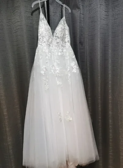 Spaghetti Strap Lace Wedding Dress With V Neckline Tulle Bridal Gown