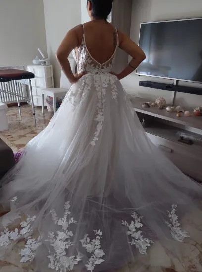 Spaghetti Strap Lace Wedding Dress With V Neckline Tulle Bridal Gown