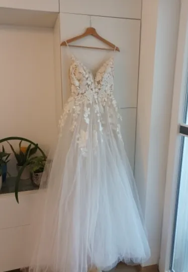 Spaghetti Strap Lace Wedding Dress With V Neckline Tulle Bridal Gown