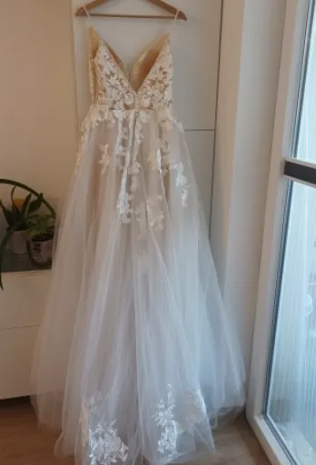 Spaghetti Strap Lace Wedding Dress With V Neckline Tulle Bridal Gown