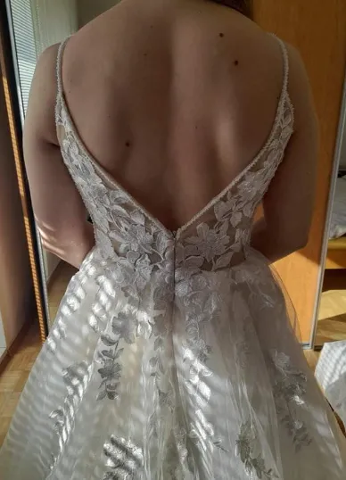 Spaghetti Strap Lace Wedding Dress With V Neckline Tulle Bridal Gown