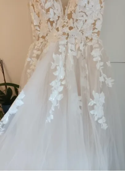 Spaghetti Strap Lace Wedding Dress With V Neckline Tulle Bridal Gown