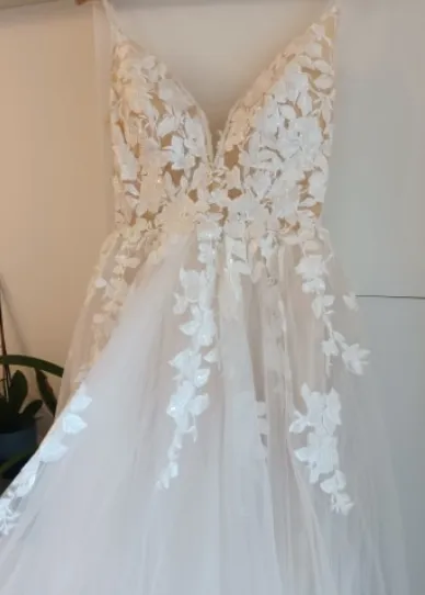 Spaghetti Strap Lace Wedding Dress With V Neckline Tulle Bridal Gown