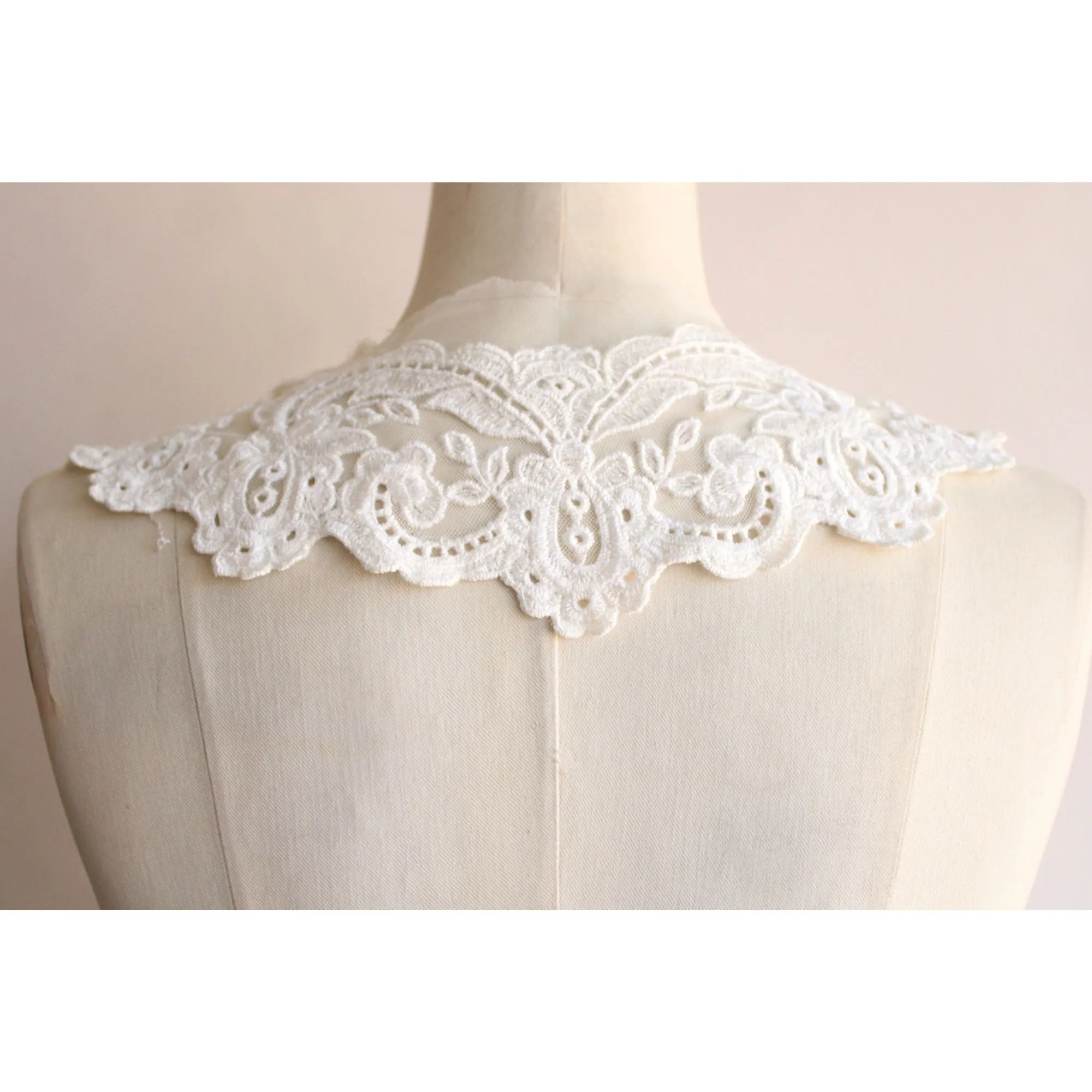 Vintage 1980s Winter White Embroidered Lace Collar