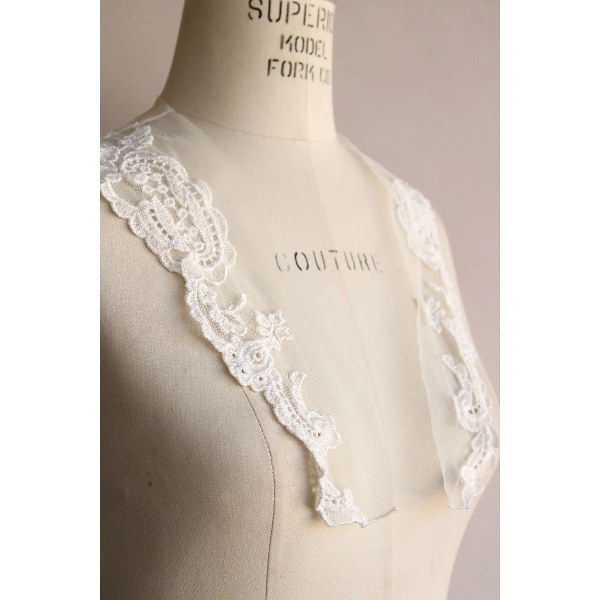 Vintage 1980s Winter White Embroidered Lace Collar