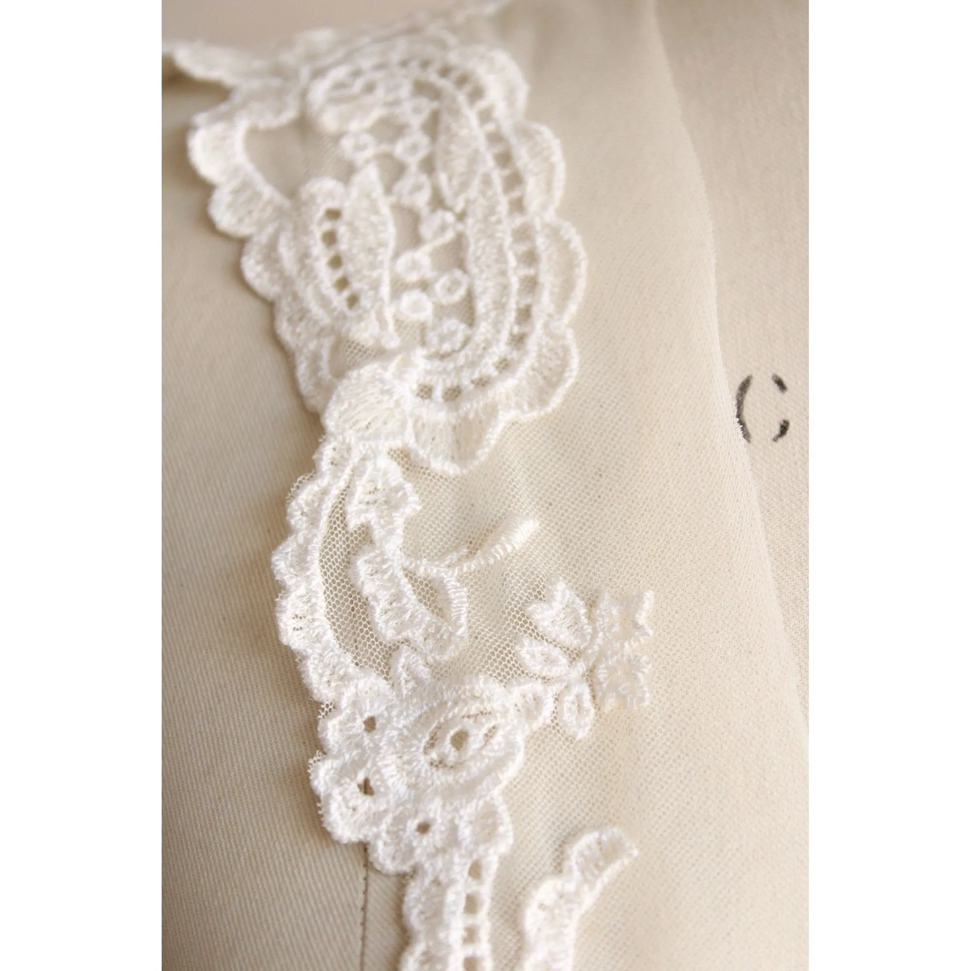 Vintage 1980s Winter White Embroidered Lace Collar