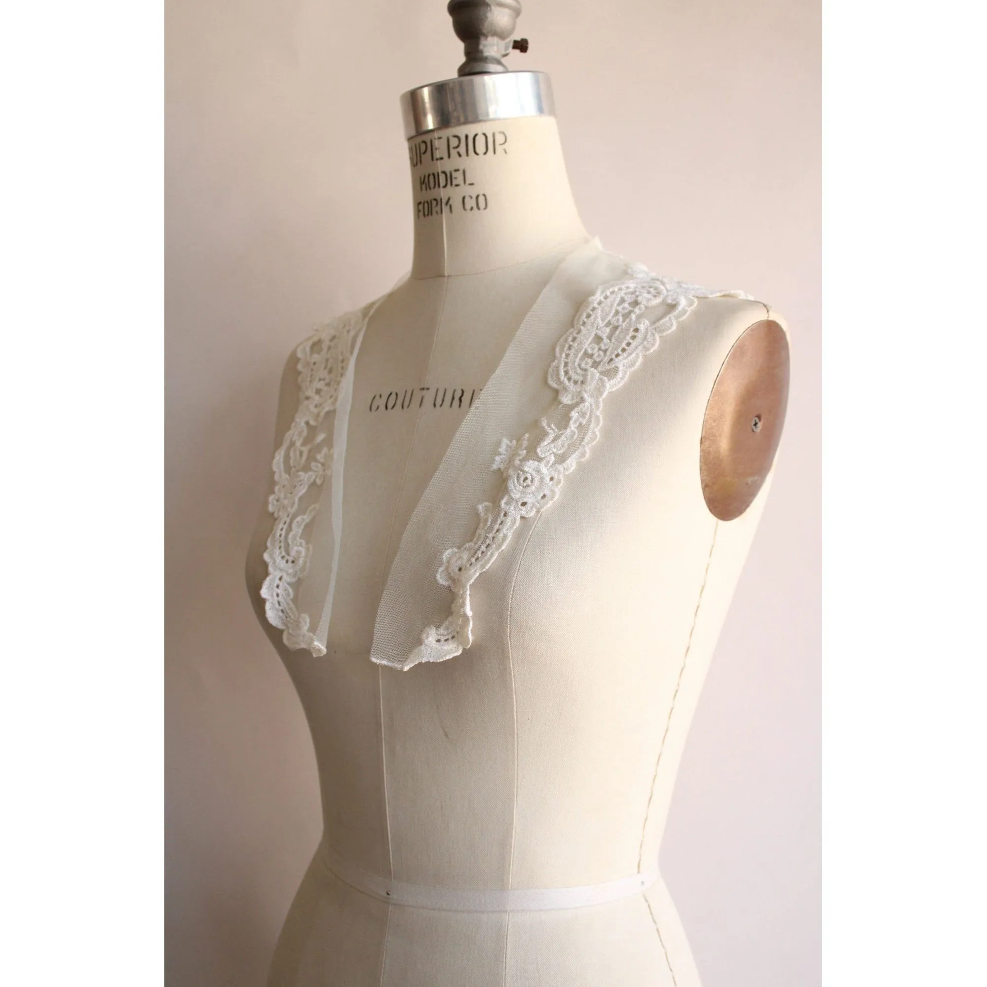 Vintage 1980s Winter White Embroidered Lace Collar