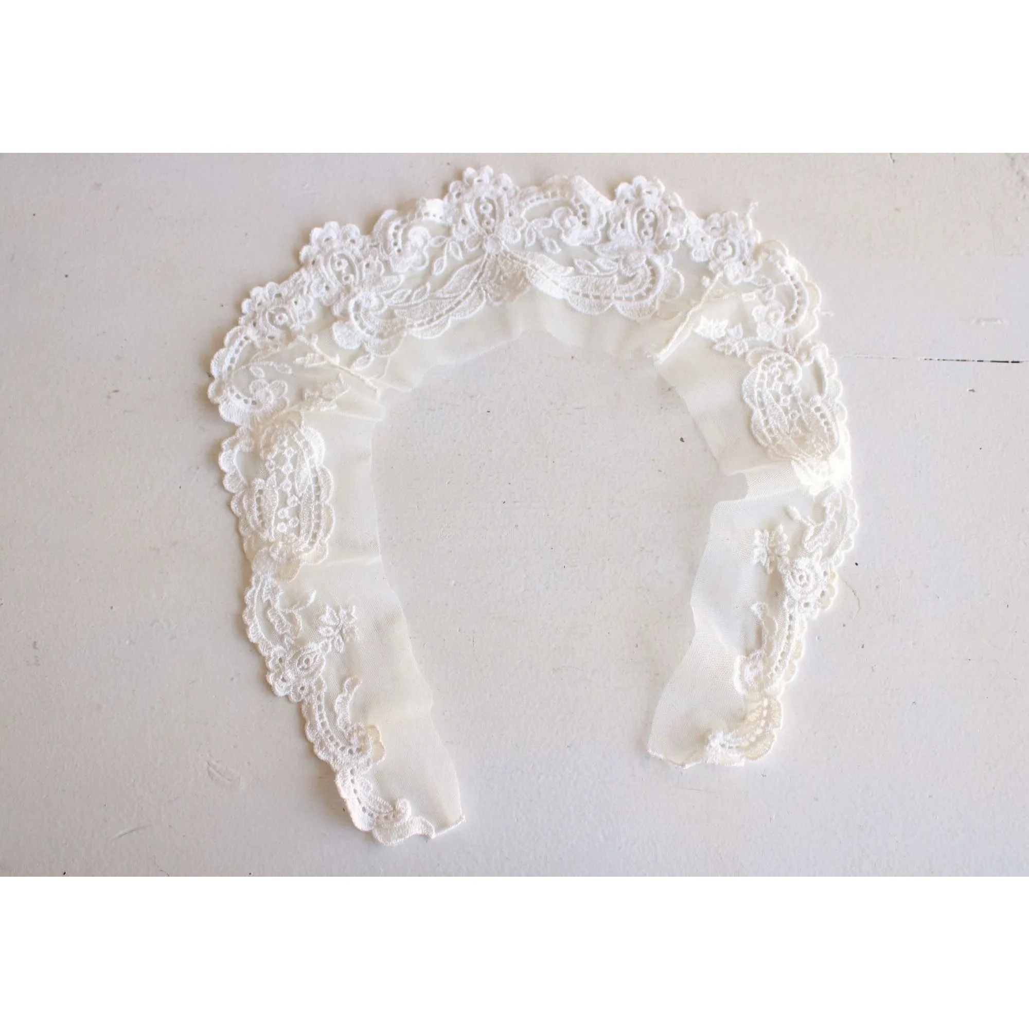 Vintage 1980s Winter White Embroidered Lace Collar