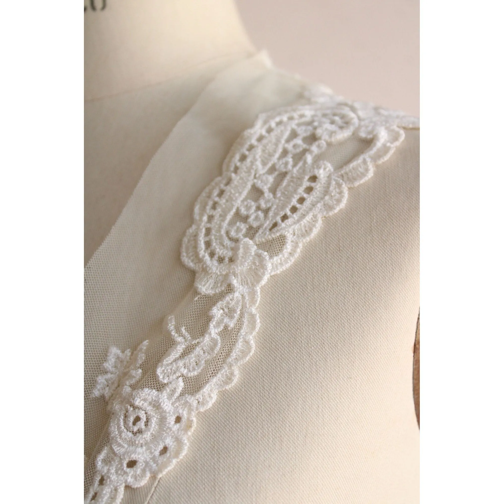 Vintage 1980s Winter White Embroidered Lace Collar