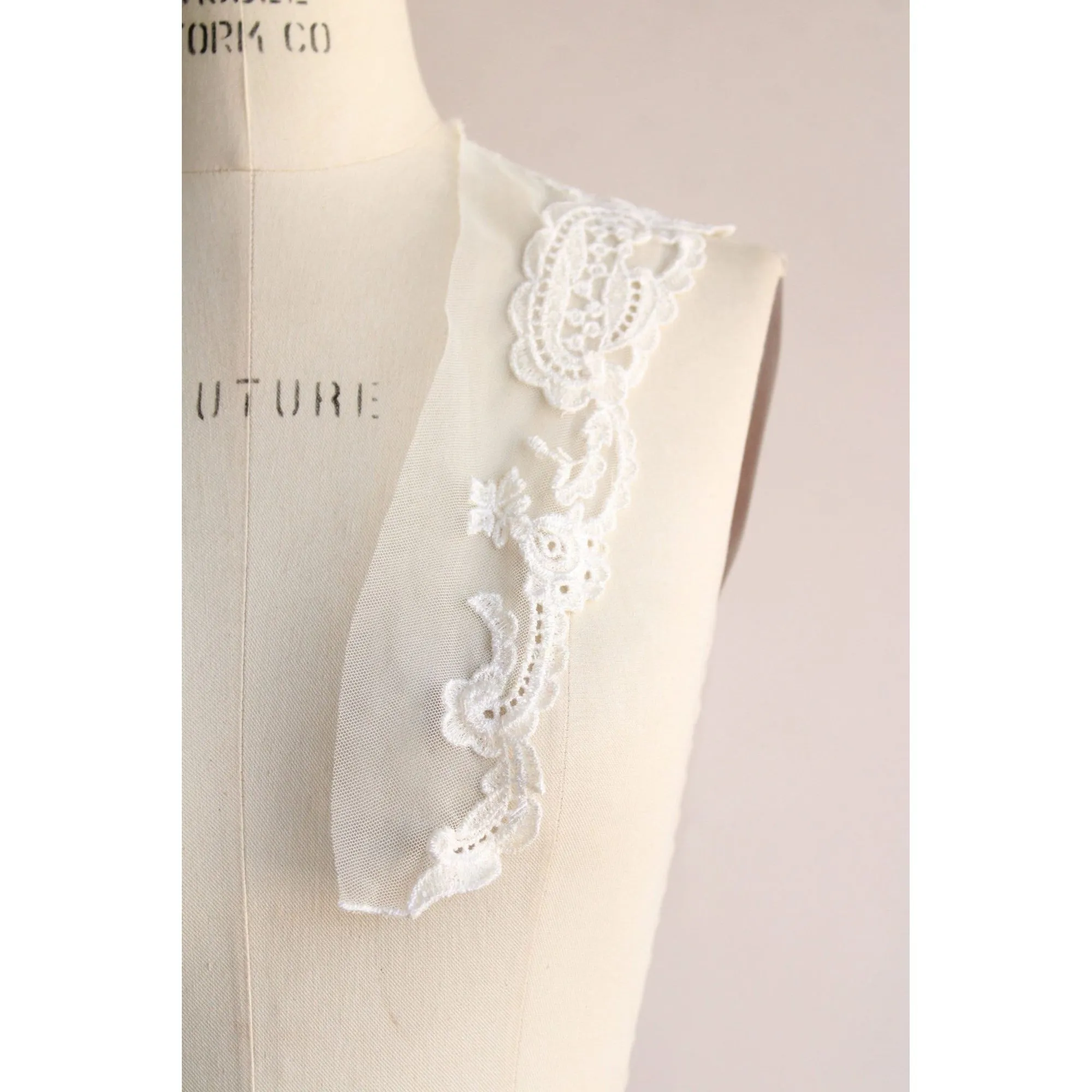 Vintage 1980s Winter White Embroidered Lace Collar