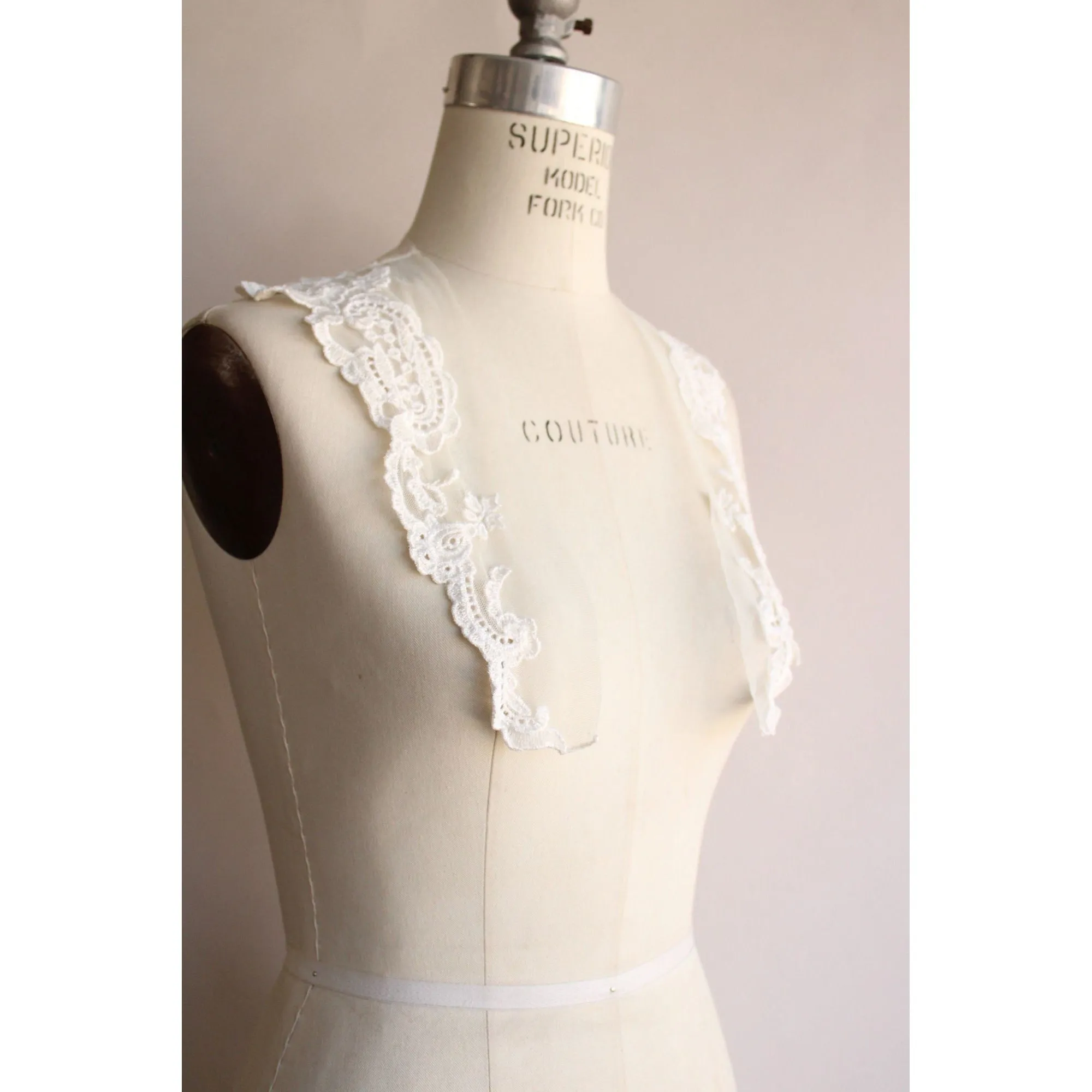 Vintage 1980s Winter White Embroidered Lace Collar